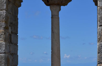 La bifora della Rocca di Campiglia Marittima vista dall'interno verso il mare.