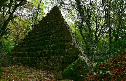 Bosco Isabella , piramide, Radicofani