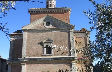 Chiesa della Madonna della Rosa - all'interno si trova uno splendido dipinto raffigurante una Madonna con una rosa in mano