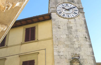 La medievale Torre dell'orologio che scandisce le ore in paese con lo Stemma della Famiglia Medici, aggiunto successivamente 