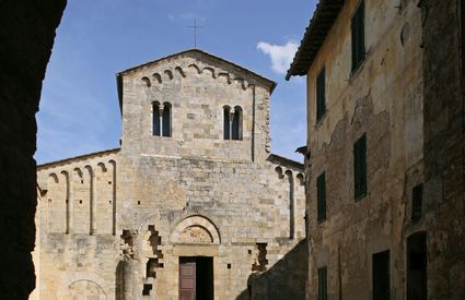 Monastero di Abbadia Isola, la facciata