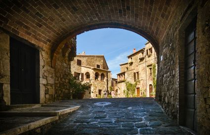 Montemerano, piazza del Castello