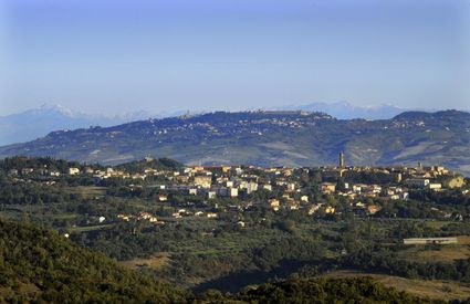 Pomarance e sullo sfondo Volterra