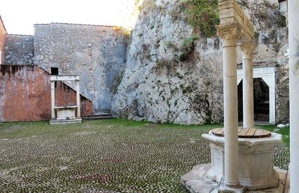 Renaissance courtyard, the two wells, Massa, Castello Malaspina