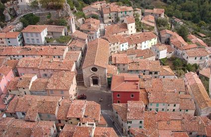 Roccalbegna, veduta con chiesa santi pietro e paolo