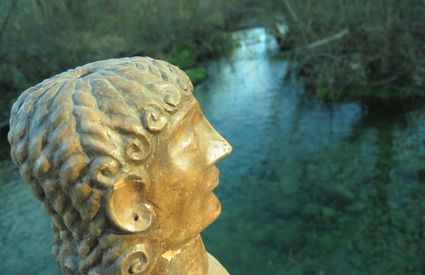 Tin, la più grande divinità etrusca, corrisponde allo Zeus greco e al Giove romano