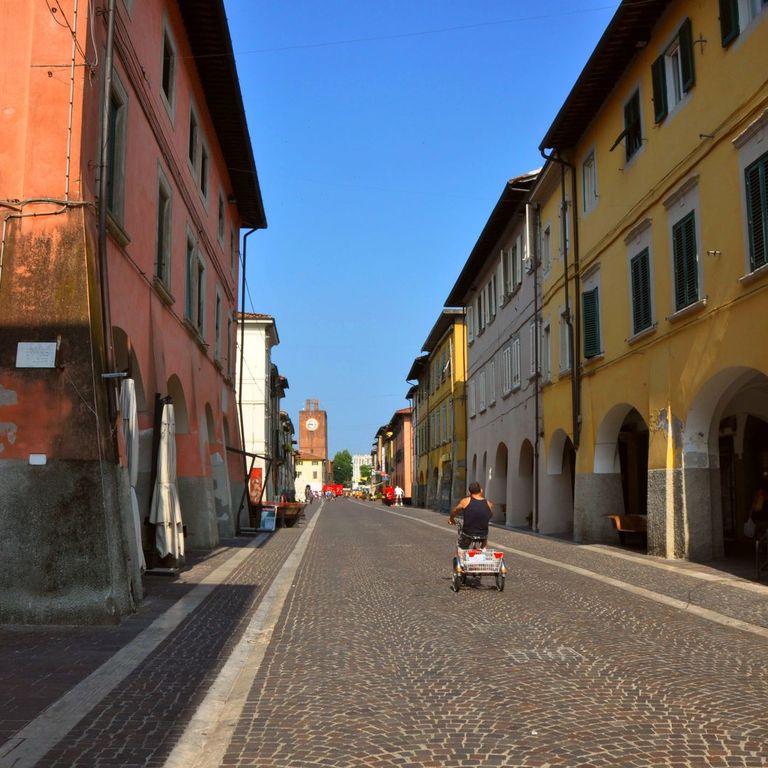 Cascina, corso Matteotti con torre dell'Orologio