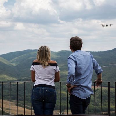 Il drone di E via andare sorvola le