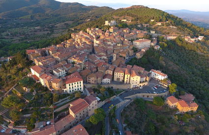 Campiglia Marittima, veduta dall'alto direzione Pieve San Giovanni, Rocca di Campiglia