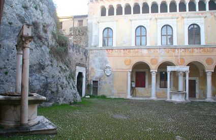 Cortile rinascimentale I due pozzi, Castello Malaspina, Massa