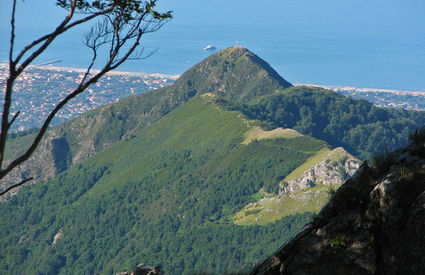 Il Monte Folgorito e la riviera della Versilia ripresi dalle alture di Seravezza