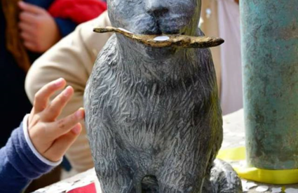 La statua del gatto Ettore sul Molo di Viareggio