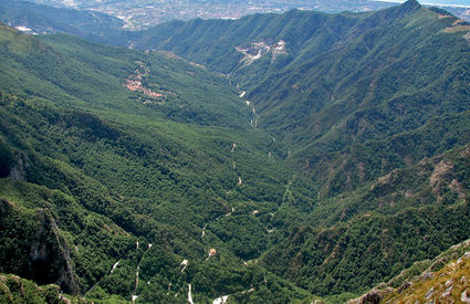 La valle del Serra con il paese di Azzano