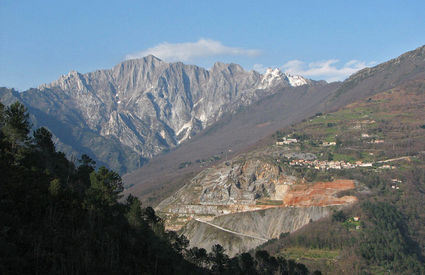 Le cave della Cappella e il Monte Altissimo