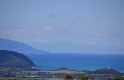 Panorama da campiglia Marittima verso il golfo di Baratti, Elba e Corsica, mattina, primavera.