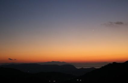 Panorama da campiglia Marittima verso il golfo di Baratti, Elba e Corsica, sera, autunno.