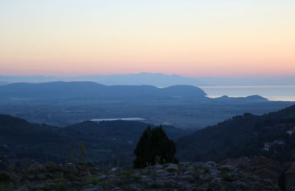 Panorama da campiglia Marittima verso il golfo di Baratti, Elba e Corsica, tramonto, autunno. 