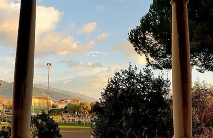 Rinchiostra, Balcone sulle Apuane