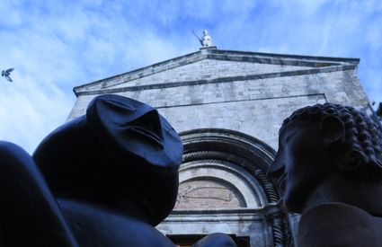 Tin e Thalna davanti alla Chiesa Collegiata di San Giovanni Battista