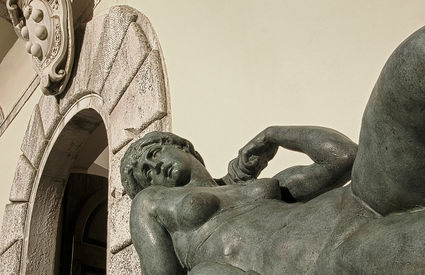 Una replica dell'Aurora di Michelangelo esposta davanti al Palazzo Mediceo di Seravezza patrimonio Unesco