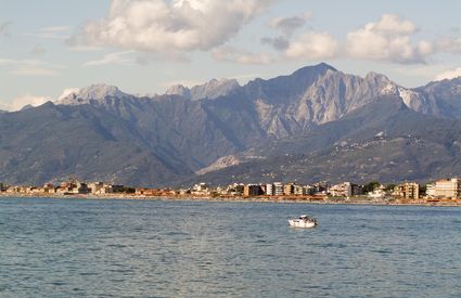 Viareggio spiaggia Alpi Apuane