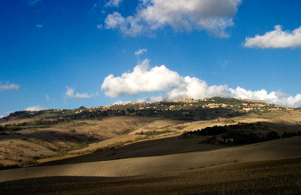 Volterra, colline e nuvole