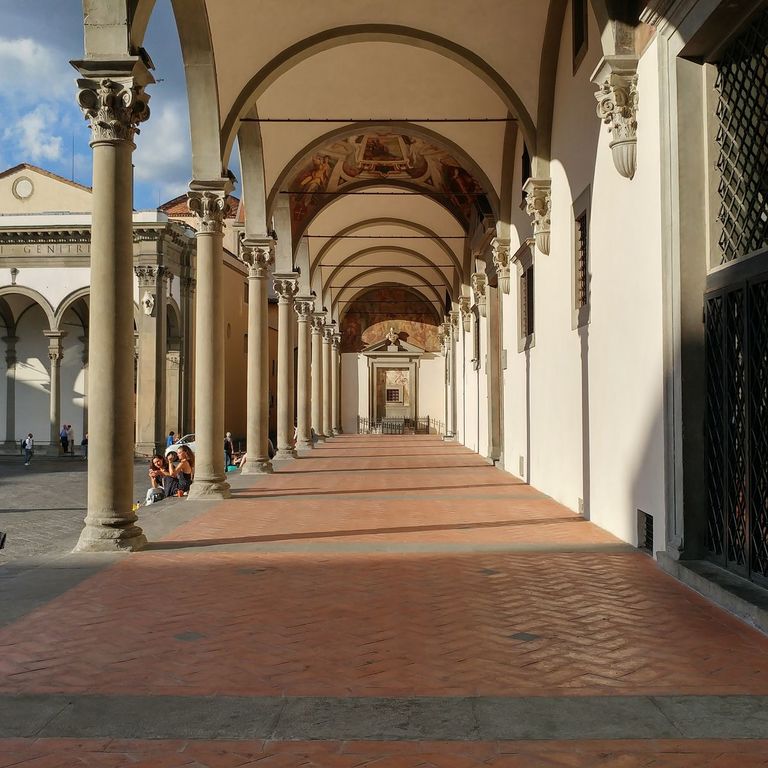 Istituto degli Innocenti, Piazza Santissima Annunziata